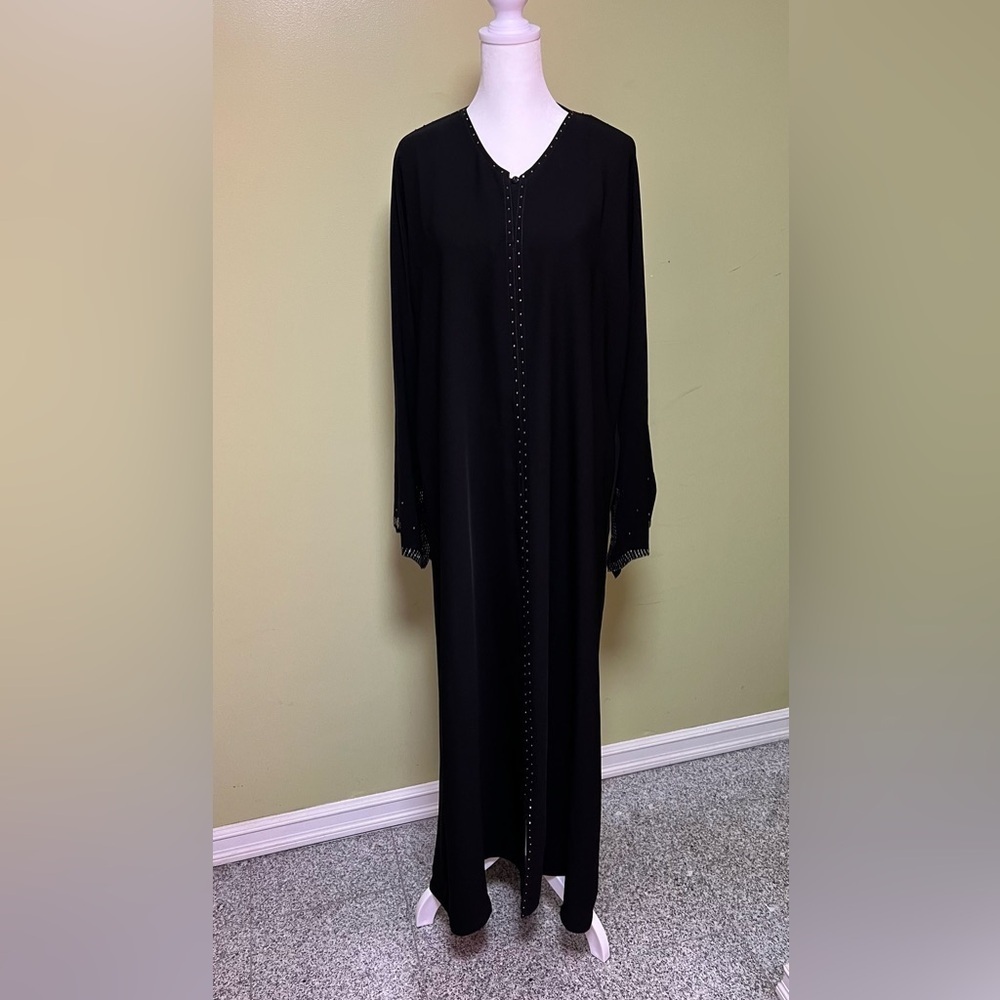Elegant Black Long sleeve abaya with its hijab! Size 56 or L/XL